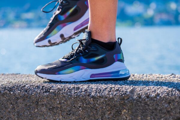 Czarne sneakersy w kobiecej garderobie – stylowy must-have na każdą porę roku