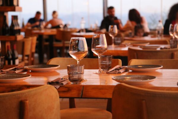 Elegancki lunch biznesowy albo kolacja we dwoje w Szczecinie. Sprawdź restaurację w Hotelu Dana